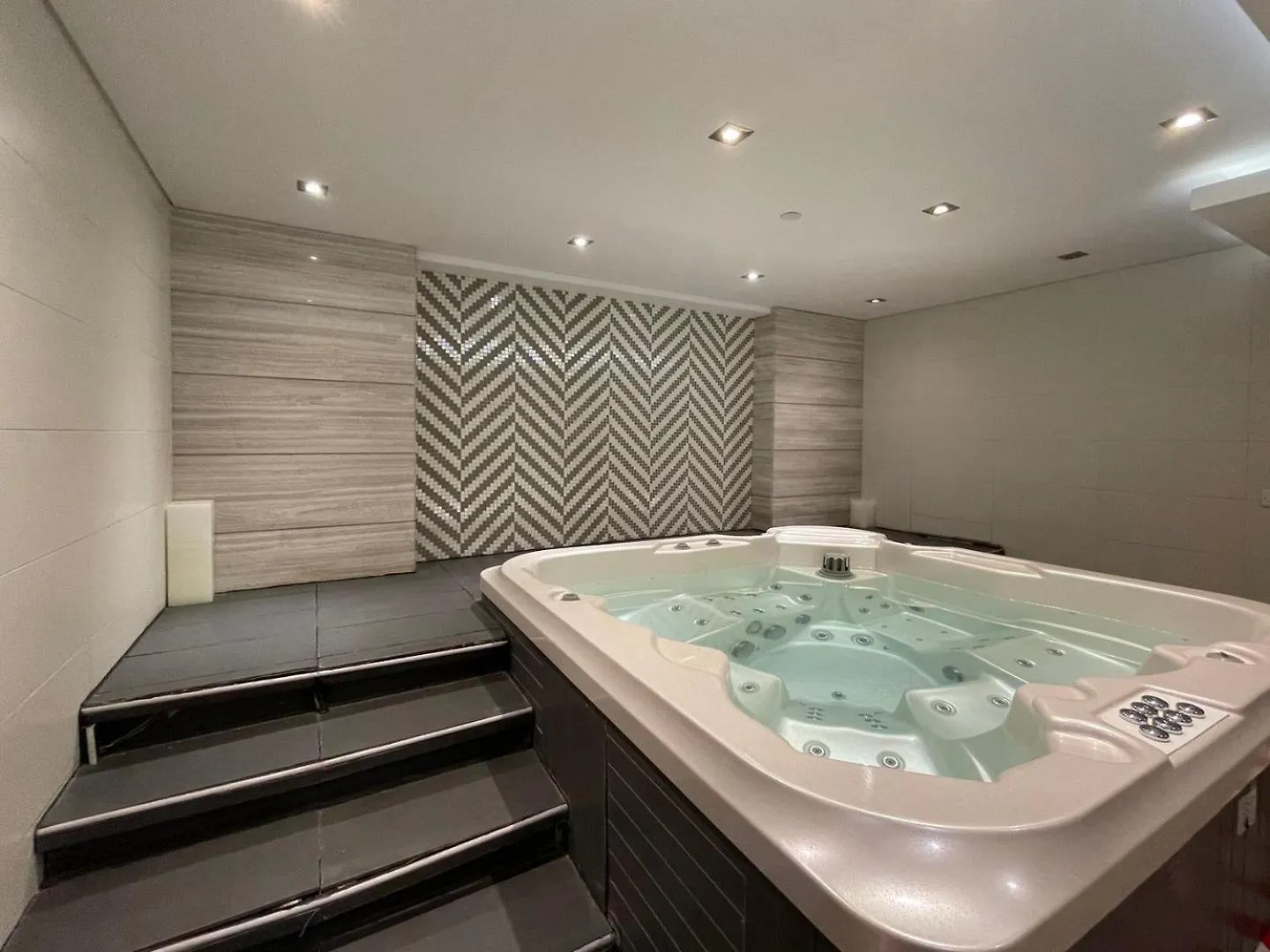 Guestready - Minimalist Modern In Business Bay Apartment Dubai 0*,  United Arab Emirates
